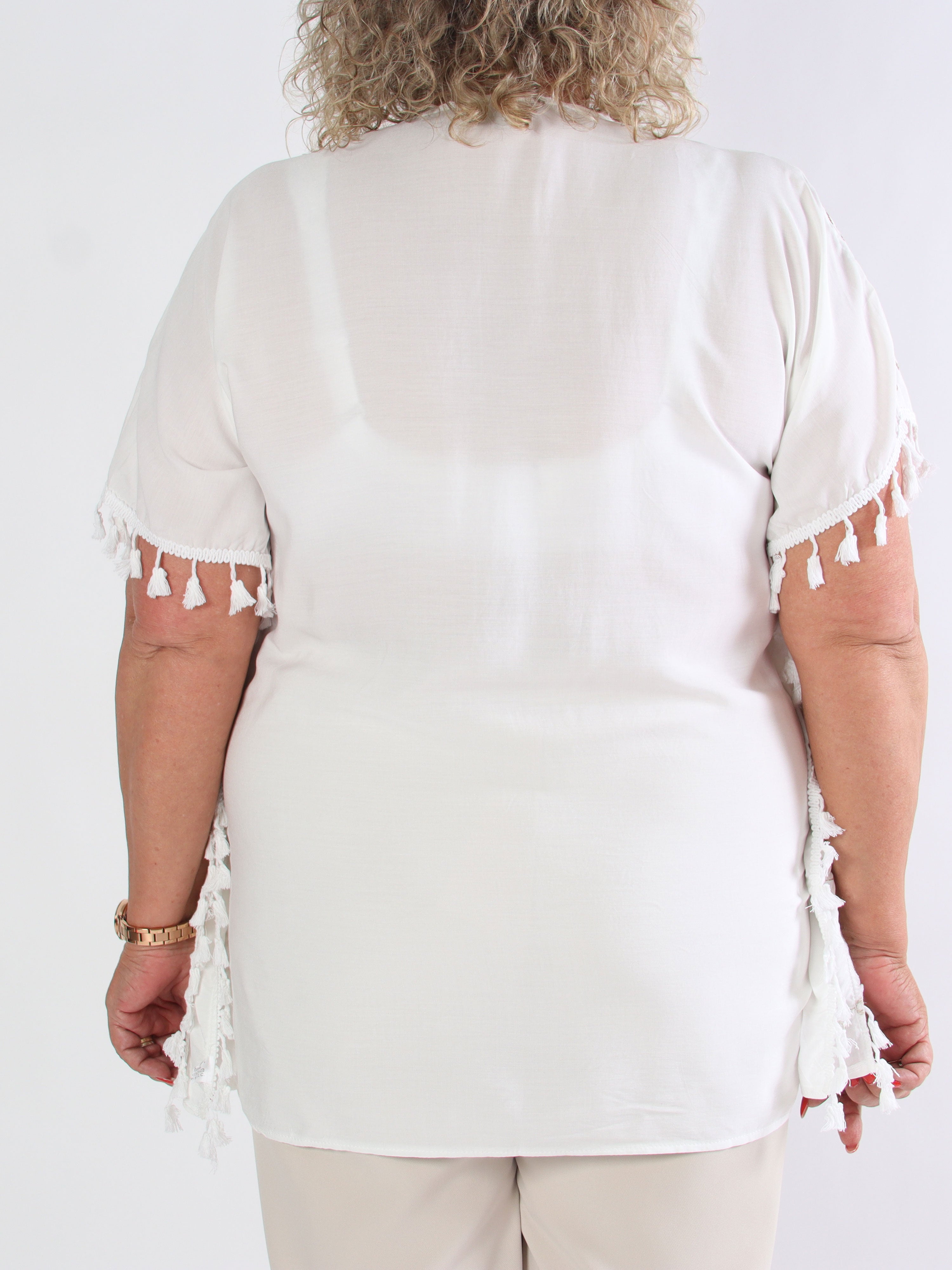 Aloha - Plus size tunika i viskose med guld broderinger og kvaster